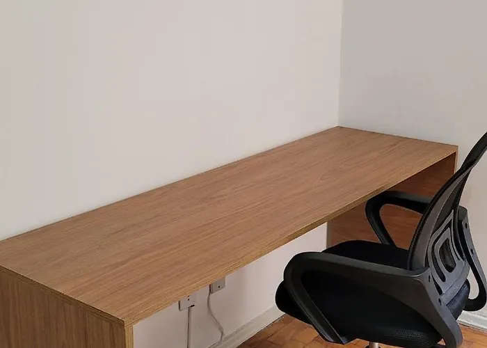 Quarto em apartamento com vida a pé no BOM FIM