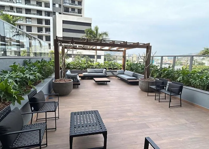 Condomínio com piscina, academia, coworking e segurança 24h.